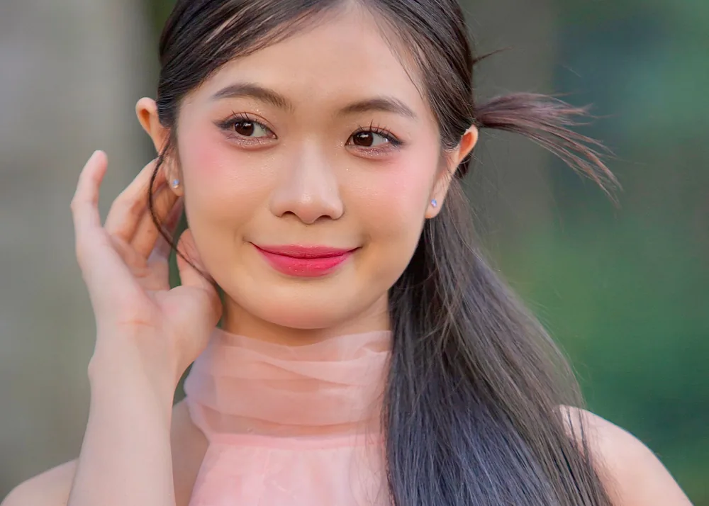 Chân dung một cô gái Việt Nam ngoài trời