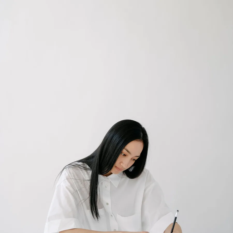 Người phụ nữ ghi chú vào sổ tay