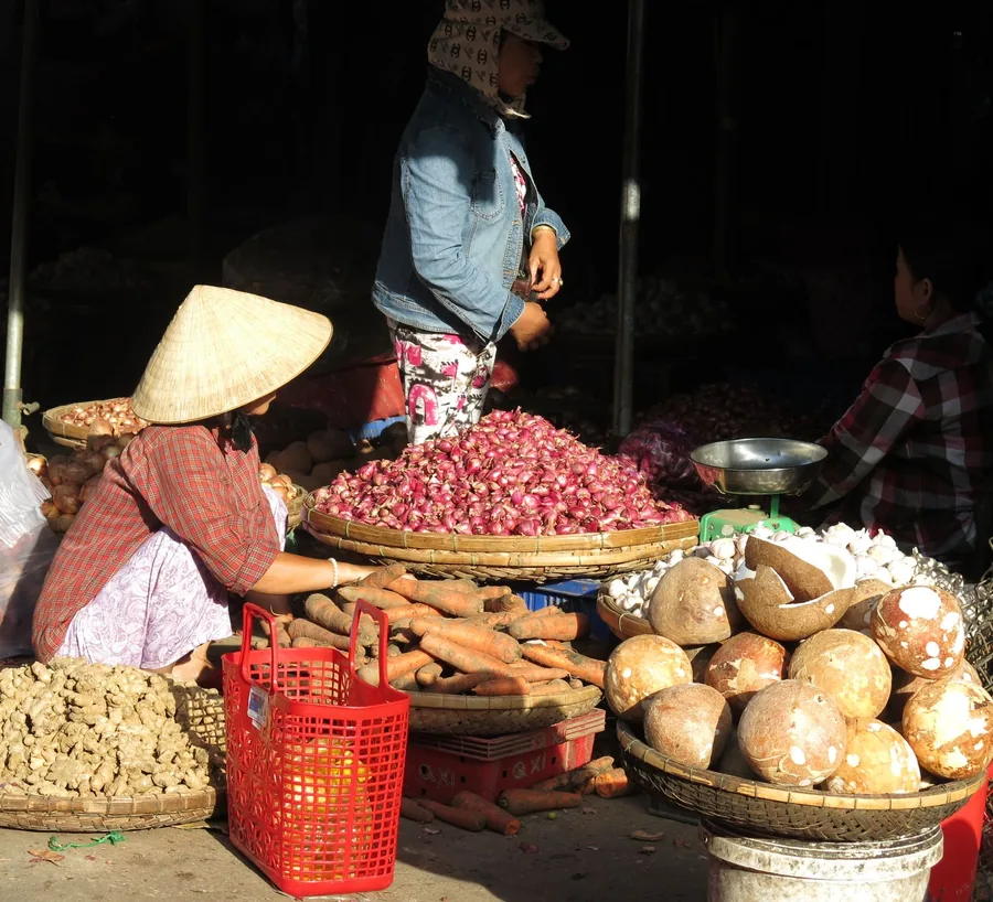 Người bán rau củ ở một khu chợ