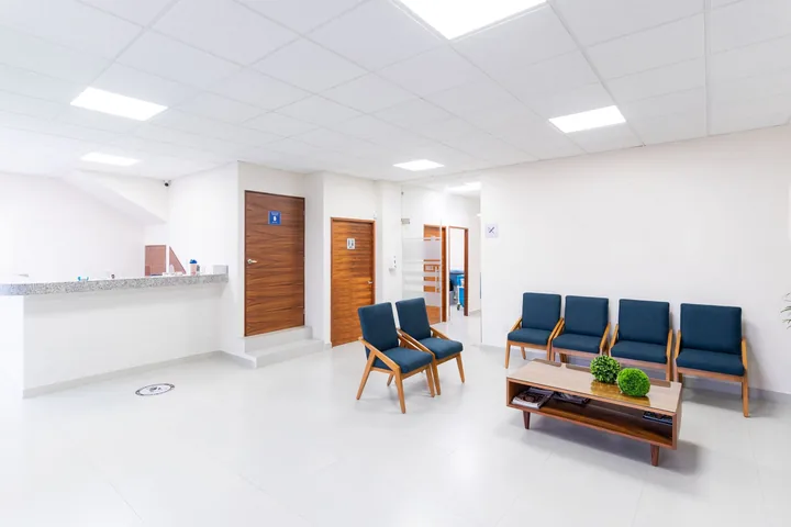 Phòng chờ khám sáng sủa, sạch sẽ